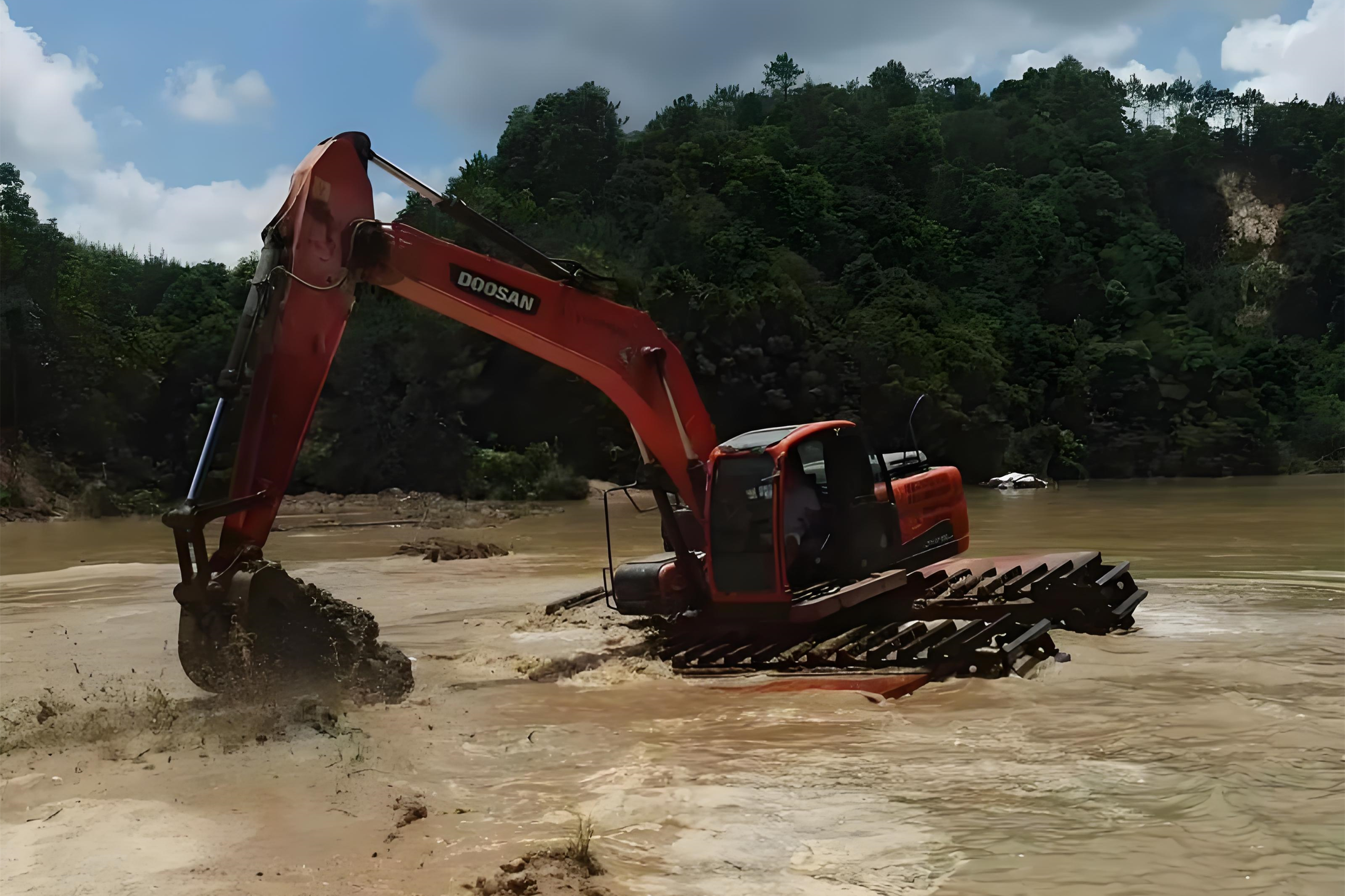 浙江杭州挖機清淤施工隊-沼澤地清淤需要先排水嗎？
