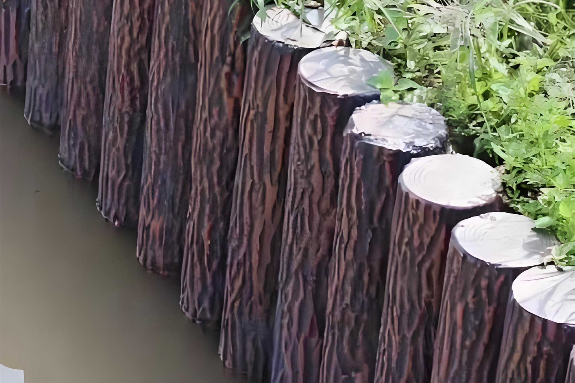 水泥樁批發(fā)廠家泓樺錦嘉-水泥仿木樁的顏色會褪色嗎？