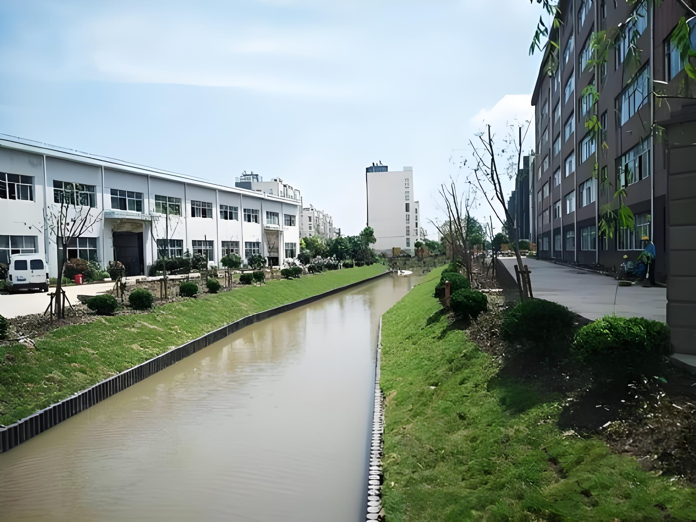 水泥仿木樁廠家泓樺錦嘉 - 河道仿木樁的規(guī)格怎么根據(jù)河道寬度選？