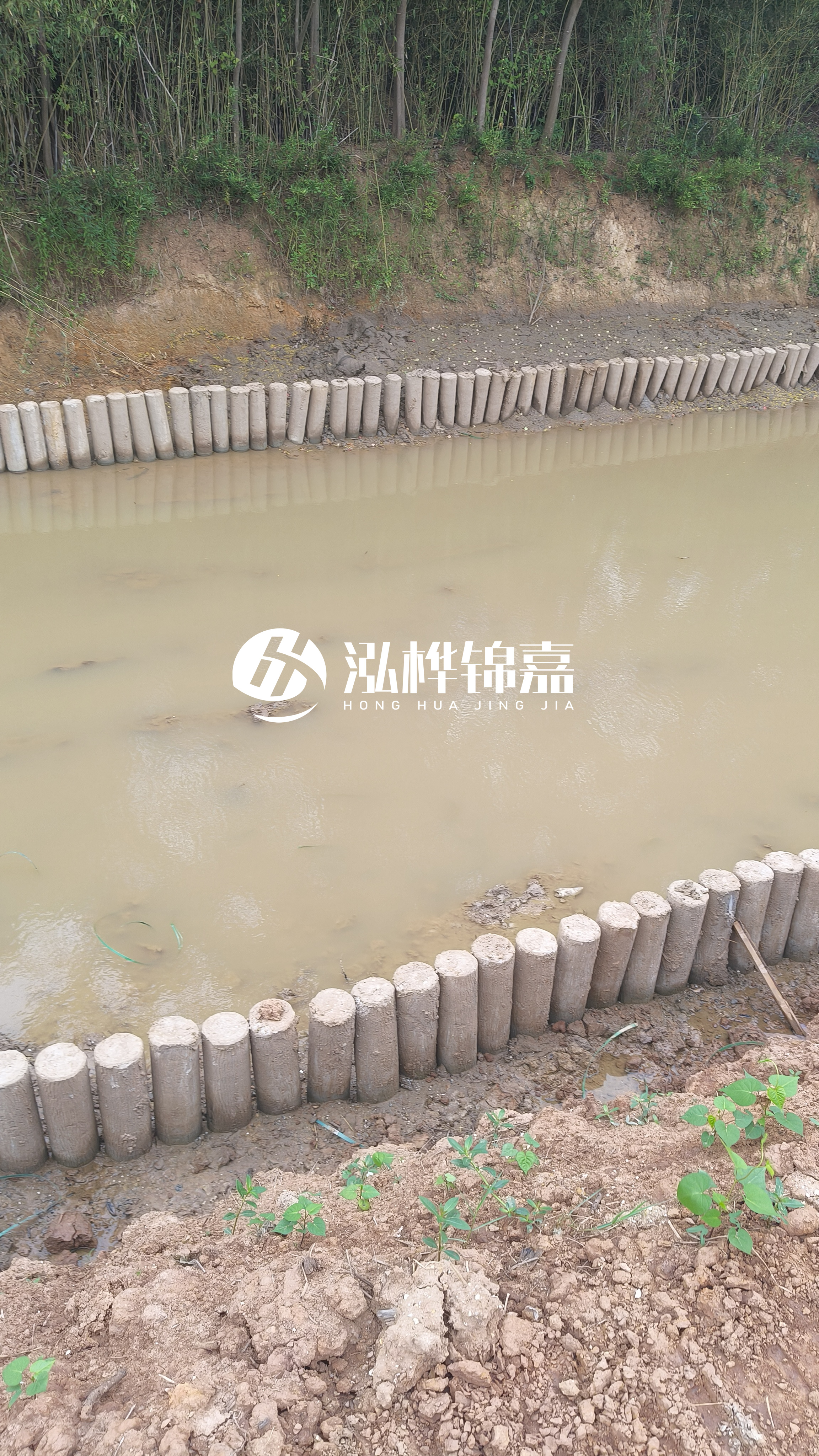 水泥仿木樁施工隊(duì)泓樺錦嘉 - 仿木樁施工的機(jī)械和松木樁施工通用嗎？